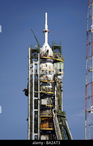 24. März 2009 - ist die Sojus-Rakete in Position an der Startrampe im Weltraumbahnhof Baikonur in Kasachstan errichtet. Stockfoto