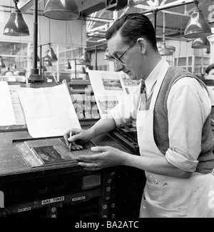 1950s, historisch, Druckwerke, ein traditioneller Schriftsetzer oder Compositor bei der Arbeit, England, Großbritannien. Das Magazin, an dem er arbeitet, ist die Landwirtschaft in Äthiopien. Stockfoto