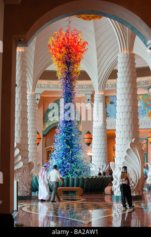 Eine massive Glas Kunst Instalation im Foyer des hyper luxuriösen Atlantis auf der Palm-Hotel in Dubai Stockfoto