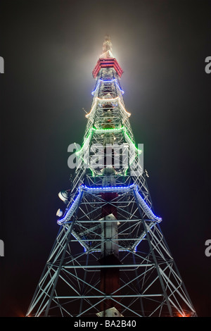 Fernsehturm in St. Petersburg bei Nacht. Stockfoto