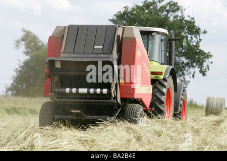 Machen große Rundballen Heu für Viehfutter Stockfoto