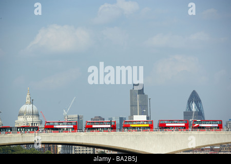 Doppelte Decker Busse aufgereiht auf einer Brücke mit der St. Pauls Kathedrale im Hintergrund Stockfoto