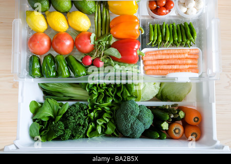Kühlschrank gefüllt mit frischem Gemüse Stockfoto