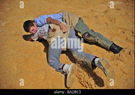 Zwei Schweizer Jugendliche engagiert in einem Anfall von Schwingfest (auch genannt "Lutte" oder "Schwingen") Stockfoto