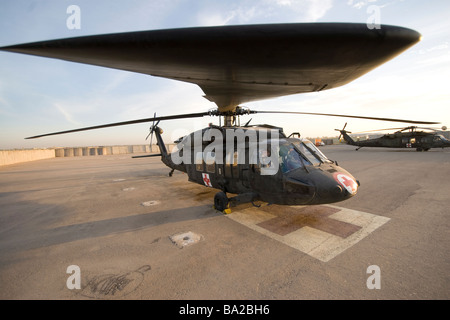 Baqubah, Irak - A UH-60 Blackhawk Medivac Hubschrauber sitzt auf dem Flugdeck im Camp Haudegen. Stockfoto