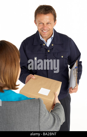 Übergabe einer Parzelle an ein Büroangestellter Kurier Stockfoto