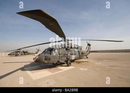 Baqubah, Irak - A UH-60 Blackhawk Medivac Hubschrauber sitzt auf dem Flugdeck im Camp Haudegen. Stockfoto