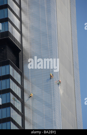 Männer reinigen Fenster von Wolkenkratzer, Europator, Madrid, Spanien Stockfoto