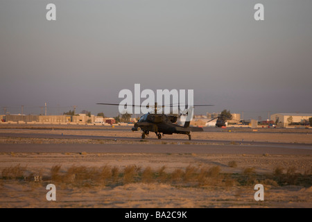 Tikrit, Irak - ein AH-64 Apache wartet auf Freigabe aus dem Flug-Turm auf Camp Speicher. Stockfoto