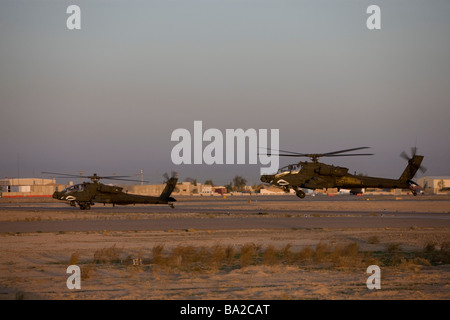 Tikrit, Irak - ein paar der AH-64 Apache Hubschrauber für den Start vorzubereiten. Stockfoto