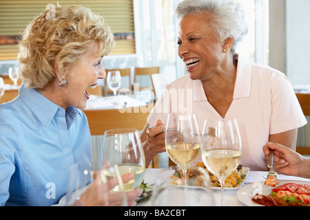 Freunde, die einem gemeinsamen Mittagessen in einem Restaurant Stockfoto