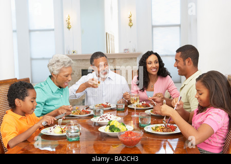 Familie mit einer Mahlzeit zusammen zu Hause Stockfoto