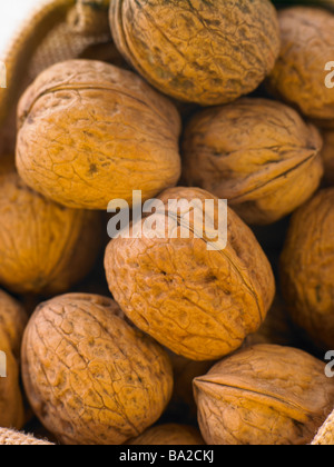 Walnüsse In Korb Stockfoto