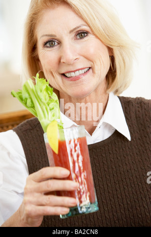 Frau trinkt eine Bloody Mary Stockfoto