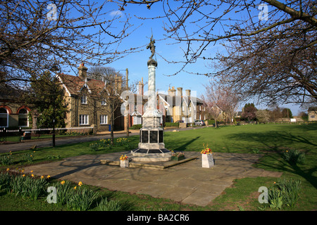 War Memorial Ramsey Marktstadt Dorf grün im Frühjahr Cambridgeshire County England UK Stockfoto