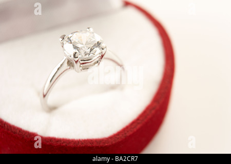 Diamond Engagement In Herzbox geformten Ring Stockfoto