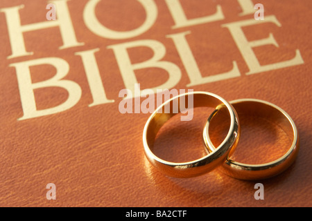 Trauringe ruht auf einer Bibel Stockfoto