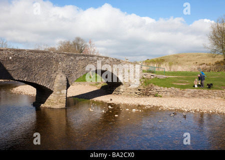 Franks Brücke eine Leichenbahnbrücke aus dem 17. Jahrhundert über den Eden River in North Pennines. Kirkby Stephen Upper Eden Valley Cumbria England Großbritannien Stockfoto