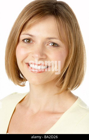 Mittlere gealterte Frau lächelnd Stockfoto