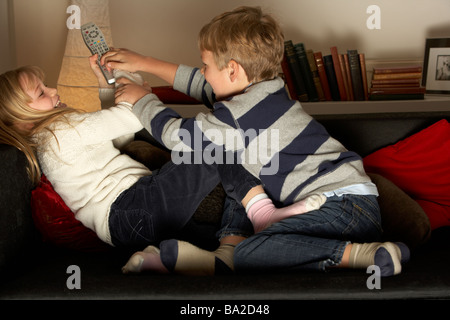 Bruder und Schwester Streit um Fernbedienung Stockfoto