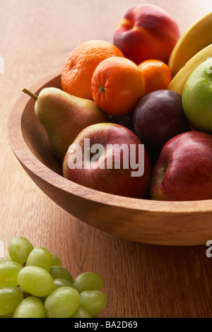 Schüssel, gefüllt mit einer Vielzahl von frischen Früchten Stockfoto