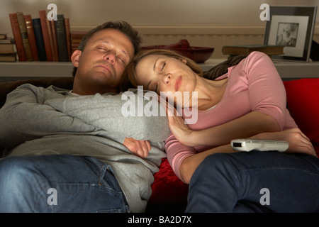 Paar schlafend vor Fernsehen Stockfoto