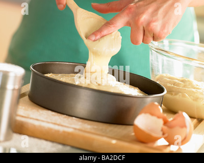 Teig in die Backform gießen Stockfoto