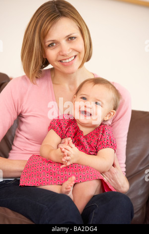 Mutter und Tochter auf Sofa Stockfoto