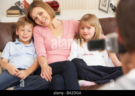 Mutter und Kinder auf Sofa auf Videokamera gefilmt Stockfoto
