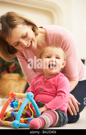 Mutter und Tochter spielen Stockfoto