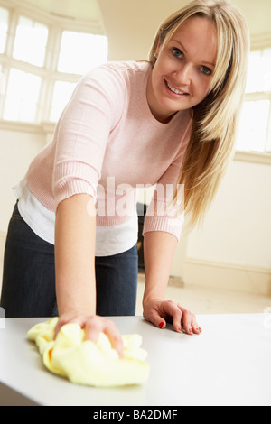 Junge Frau, die Hausarbeit Stockfoto