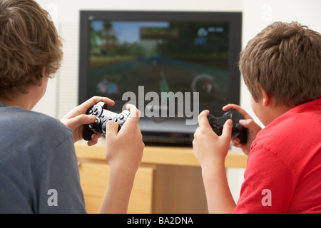 Zwei Jungs spielen mit Spielkonsole Stockfoto