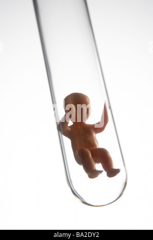 Baby-Figur im Reagenzglas Stockfoto