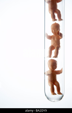 Baby-Figuren im Reagenzglas Stockfoto
