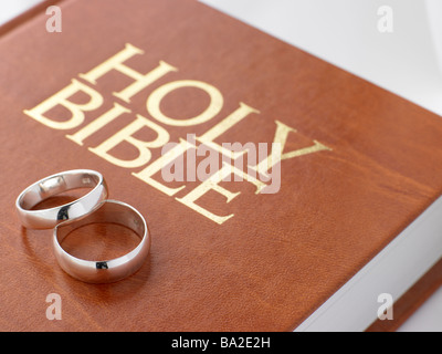 Trauringe ruht auf einer Bibel Stockfoto