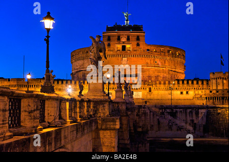 Castel Sant' Angelo aus Ponte Sant' Angelo Rome in der Nacht Stockfoto