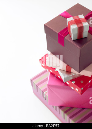 Stapel von rosa verpackt Geschenke Stockfoto