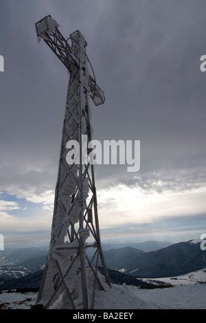 Schneebedeckten Kreuz auf Berggipfel Stockfoto