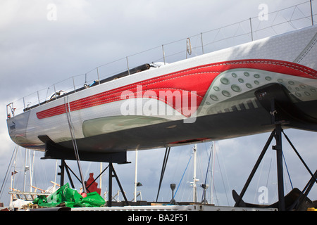 Puma Volvo Ocean Race Yacht Rumpf in einer Wiege in Gosport Stockfoto