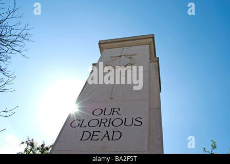 Detail der Kriegerdenkmal mit Inschrift, unsere glorreichen Toten mit Sunburst in Teddington, Middlesex, england Stockfoto