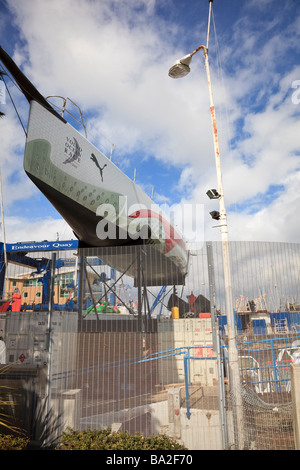 Puma Volvo Ocean Race Yacht Rumpf in einer Wiege in Gosport Stockfoto