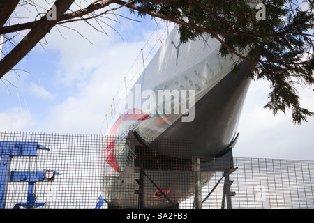 Puma Volvo Ocean Race Yacht Rumpf in einer Wiege in Gosport Stockfoto