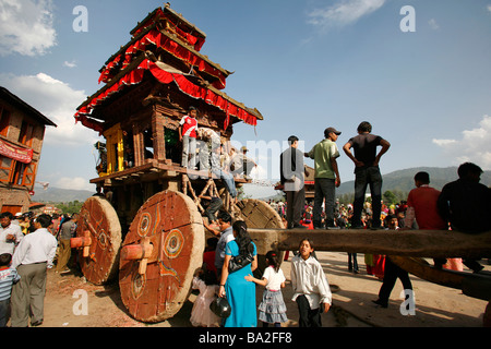 Bhaktapur Nepal 13. April 2008 Kinder bereitet der große Wagen, der gezogen wird, während der Nepali New Year Stockfoto