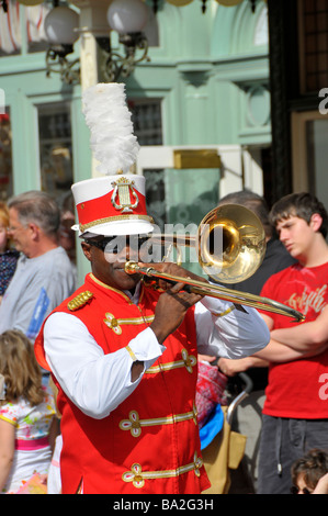 Afrikanische amerikanische Posaune Spieler in der Band in Parade entlang der Main Street in Walt Disney Magic Kingdom Theme Park Orlando Florida Cen Stockfoto