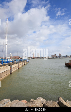 Ein Blick über Portsmouth Hafen in Richtung H M S Krieger von der Uferpromenade in Gosport Stockfoto