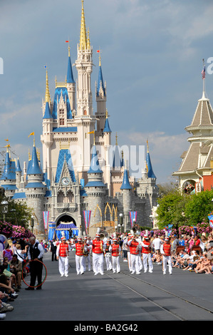 Band in Parade entlang der Main Street im Walt Disney Magic Kingdom Theme Park Orlando Florida Central Stockfoto