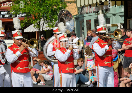 Band in Parade entlang der Main Street im Walt Disney Magic Kingdom Theme Park Orlando Florida Central Stockfoto