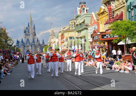 Band in Parade entlang der Main Street im Walt Disney Magic Kingdom Theme Park Orlando Florida Central Stockfoto