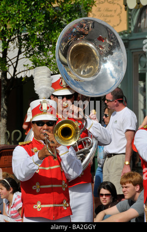 Band in Parade entlang der Main Street im Walt Disney Magic Kingdom Theme Park Orlando Florida Central Stockfoto