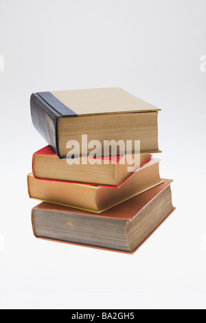 Stapel von Second-Hand-Bücher auf weißem Hintergrund Stockfoto